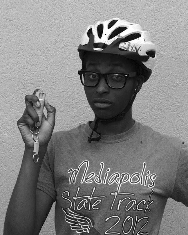 Κλειδιά, σφυρίχτρες βιασμού και σπρέι πιπεριού - Οι γυναίκες φοβούνται και οπλοφορούν [εικόνες]  | iefimerida.gr 3