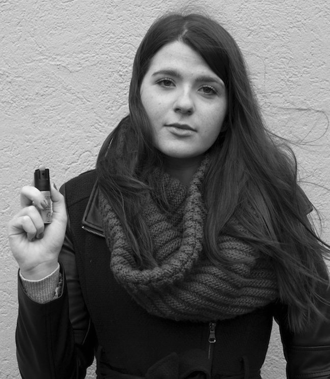 Κλειδιά, σφυρίχτρες βιασμού και σπρέι πιπεριού - Οι γυναίκες φοβούνται και οπλοφορούν [εικόνες]  | iefimerida.gr 4