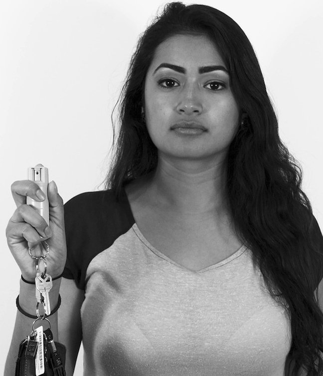 Κλειδιά, σφυρίχτρες βιασμού και σπρέι πιπεριού - Οι γυναίκες φοβούνται και οπλοφορούν [εικόνες]  | iefimerida.gr 5