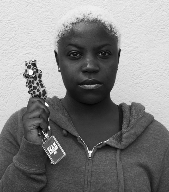 Κλειδιά, σφυρίχτρες βιασμού και σπρέι πιπεριού - Οι γυναίκες φοβούνται και οπλοφορούν [εικόνες]  | iefimerida.gr 6