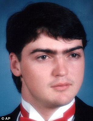 Γυναίκα βλέπει για πρώτη φορά το πρόσωπο του νεκρού της αδερφού σε σώμα ενός άλλου άνδρα [εικόνες]   | iefimerida.gr 2