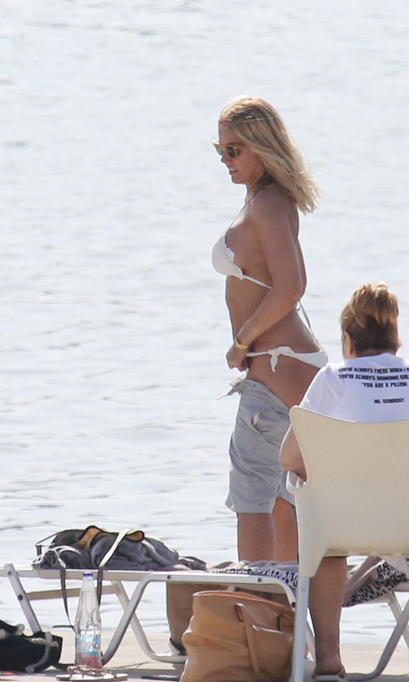 Κορμί φιδίσιο -Η Χριστίνα Παππά με αποκαλυπτικό, λευκό, σέξι μπικίνι [εικόνες] | iefimerida.gr 2