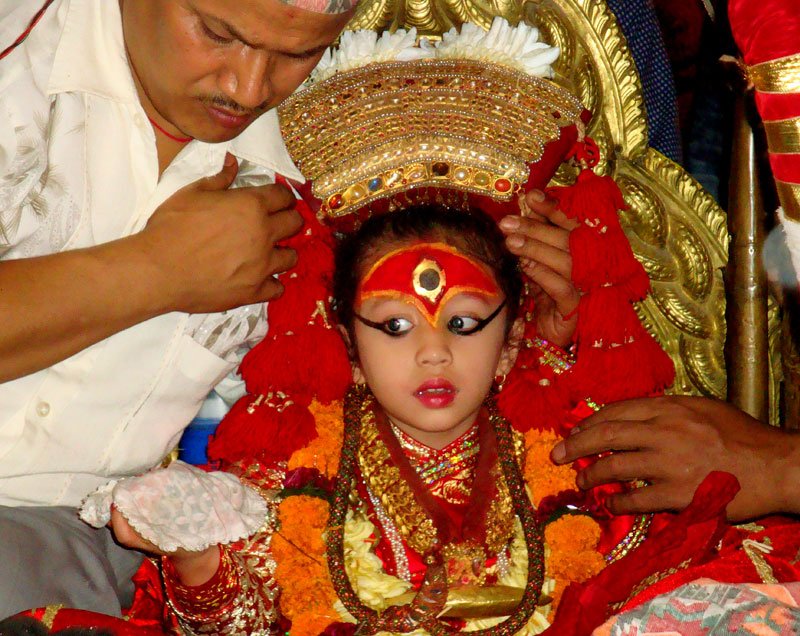 Το Νεπάλ προσεύχεται στις Kumari: Οι επίγειες θεότητες που είναι μόλις 6 ετών [εικόνες] | iefimerida.gr 2