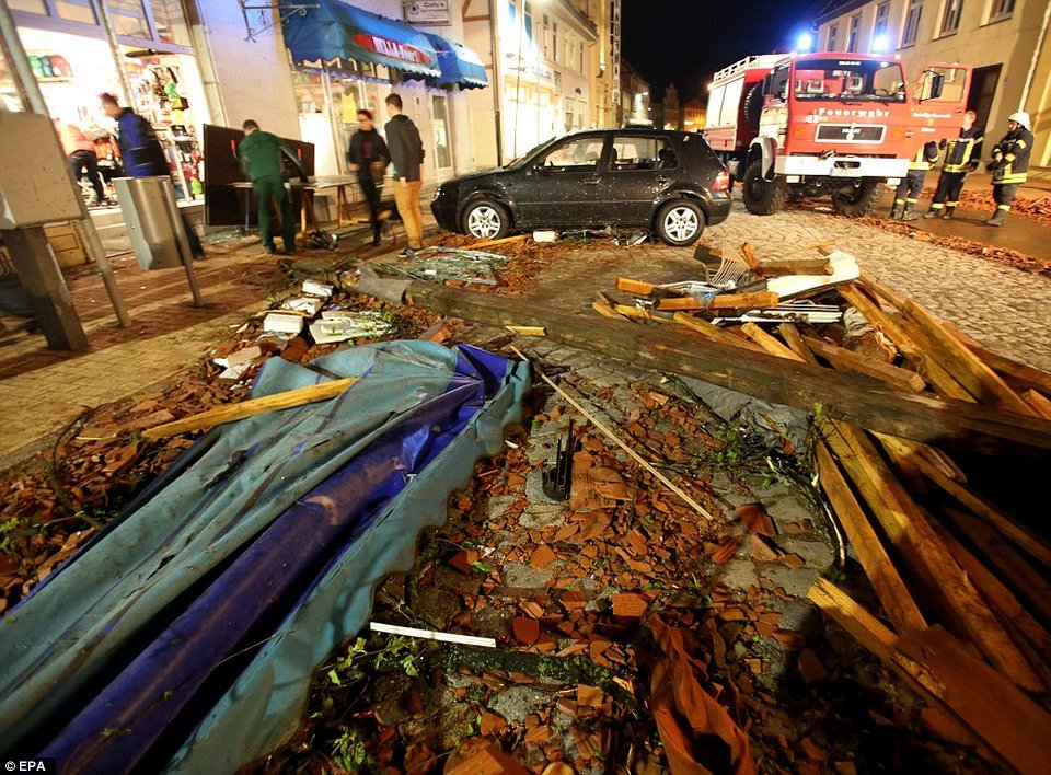 Ανεμοστρόβιλος κατέστρεψε το Αμβούργο - Νεκρός ένας 26χρονος, μάχη για τη ζωή δίνει η έγκυος σύζυγός του [εικόνες] | iefimerida.gr 2