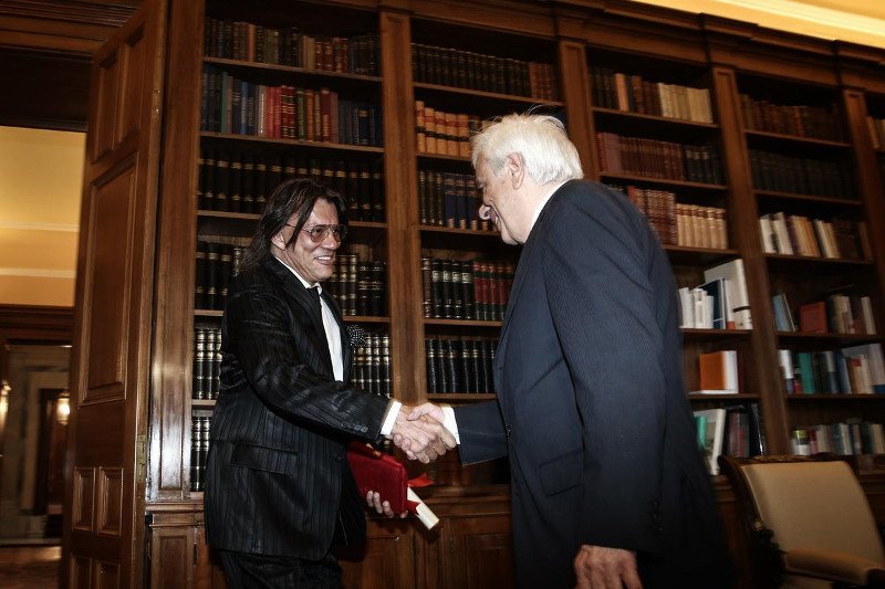 Ο Ηλίας Ψινάκης με λαμέ κοστούμι στον Πρόεδρο της Δημοκρατίας - Πήρε μαζί του και τρία μοντέλα [εικόνες] | iefimerida.gr 0