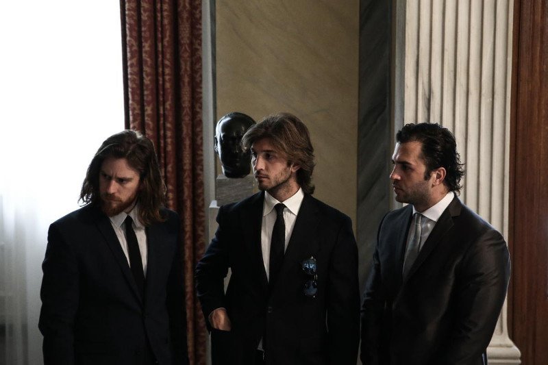 Ο Ηλίας Ψινάκης με λαμέ κοστούμι στον Πρόεδρο της Δημοκρατίας - Πήρε μαζί του και τρία μοντέλα [εικόνες] | iefimerida.gr 5