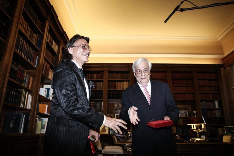 Ο Ηλίας Ψινάκης με λαμέ κοστούμι στον Πρόεδρο της Δημοκρατίας - Πήρε μαζί του και τρία μοντέλα [εικόνες] | iefimerida.gr 1