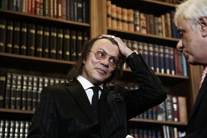 Ο Ηλίας Ψινάκης με λαμέ κοστούμι στον Πρόεδρο της Δημοκρατίας - Πήρε μαζί του και τρία μοντέλα [εικόνες] | iefimerida.gr 2