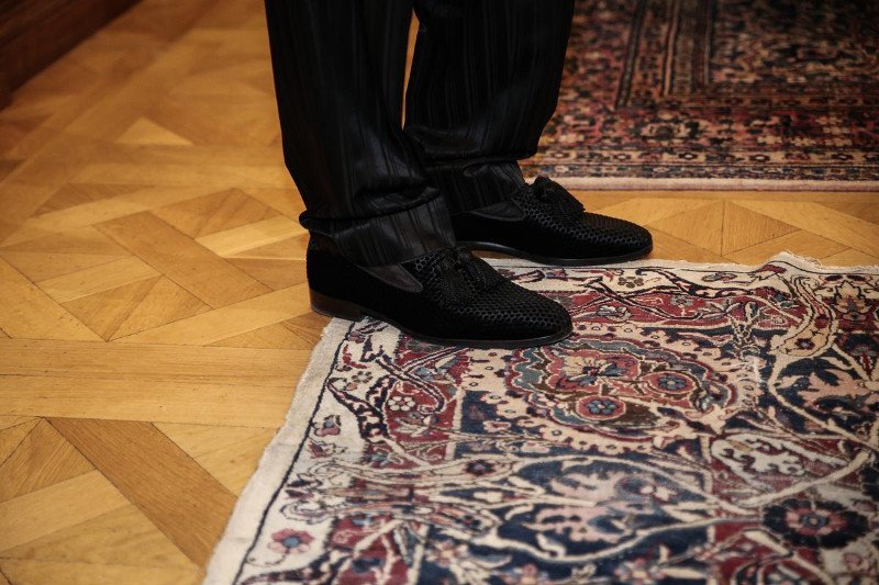 Ο Ηλίας Ψινάκης με λαμέ κοστούμι στον Πρόεδρο της Δημοκρατίας - Πήρε μαζί του και τρία μοντέλα [εικόνες] | iefimerida.gr 4