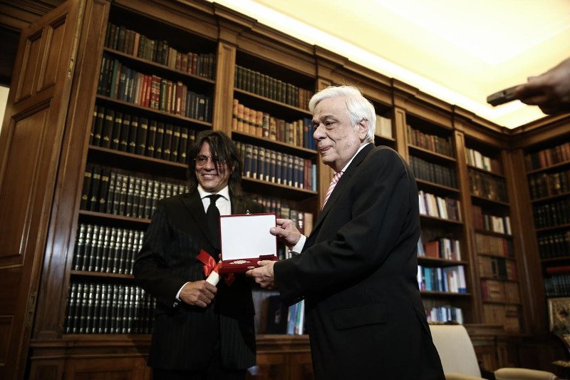 Ο Ηλίας Ψινάκης με λαμέ κοστούμι στον Πρόεδρο της Δημοκρατίας - Πήρε μαζί του και τρία μοντέλα [εικόνες] | iefimerida.gr 3