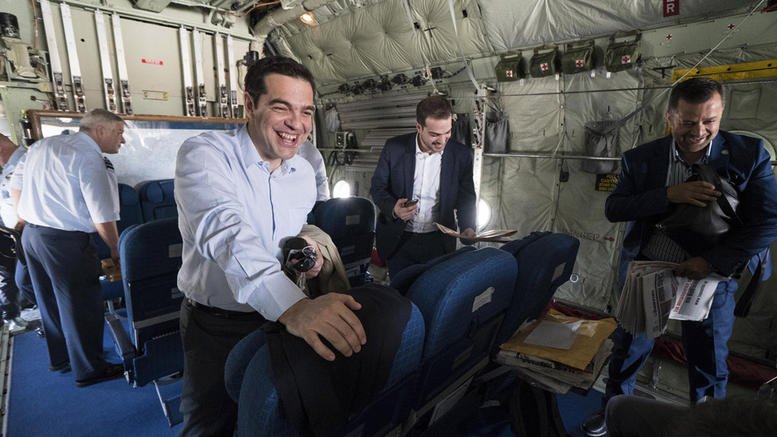 Απίστευτο: Ο Τσίπρας στο C-130 σαν να πηγαίνει στον πόλεμο! [εικόνες] | iefimerida.gr 1