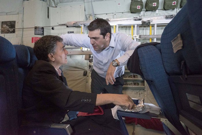 Απίστευτο: Ο Τσίπρας στο C-130 σαν να πηγαίνει στον πόλεμο! [εικόνες] | iefimerida.gr 5
