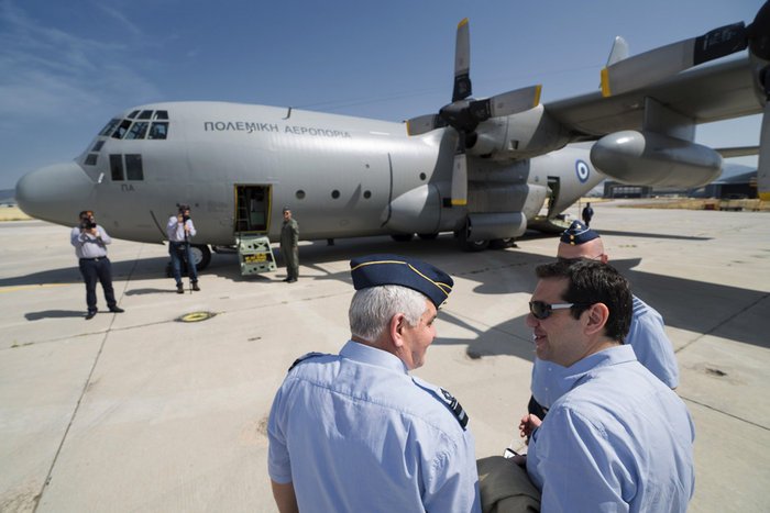Απίστευτο: Ο Τσίπρας στο C-130 σαν να πηγαίνει στον πόλεμο! [εικόνες] | iefimerida.gr 8