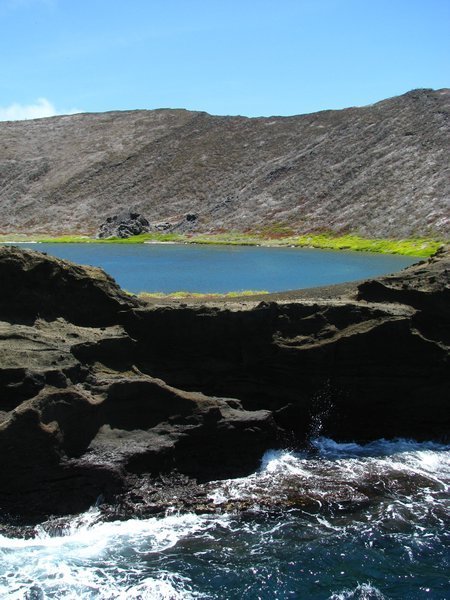 Μια σμαραγδένια λίμνη στέκεται επάνω σε έναν βράχο στη μέση του ωκεανού [εικόνες] | iefimerida.gr 1