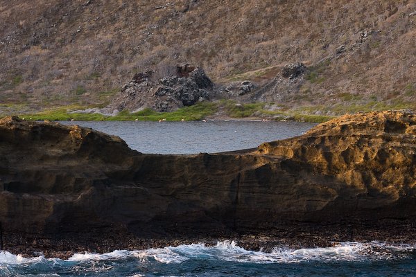 Μια σμαραγδένια λίμνη στέκεται επάνω σε έναν βράχο στη μέση του ωκεανού [εικόνες] | iefimerida.gr 2