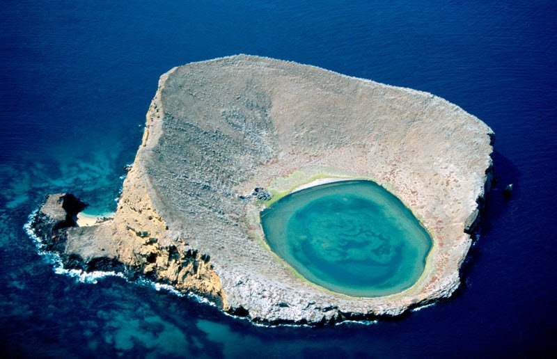 Μια σμαραγδένια λίμνη στέκεται επάνω σε έναν βράχο στη μέση του ωκεανού [εικόνες] | iefimerida.gr 3