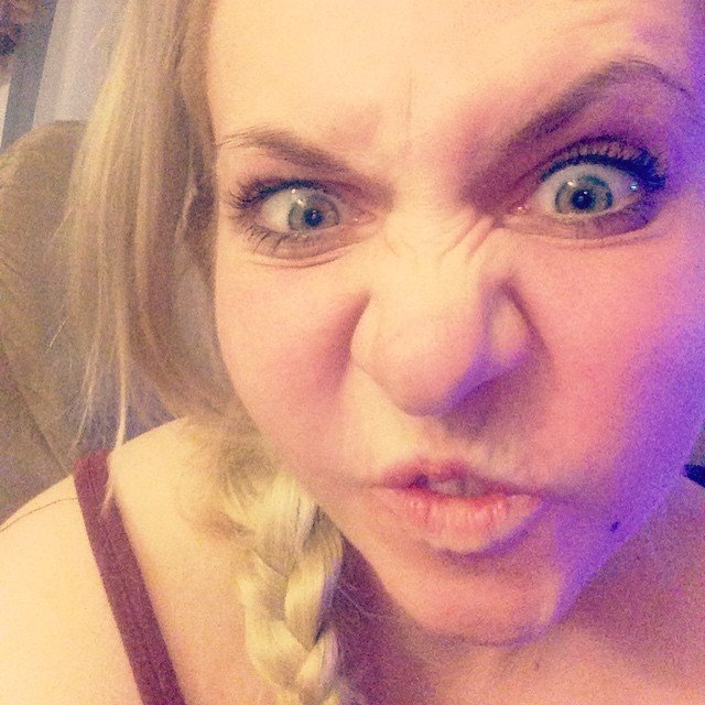 Διαμαρτυρία, αλλιώς -Ρωσίδες βγάζουν selfie με γκριμάτσες, για την 17χρονη που έκλαιγε γιατί την πάντρεψαν με 50άρη [εικόνες] | iefimerida.gr 3