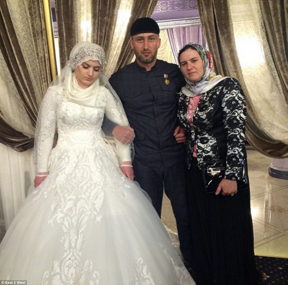 Διαμαρτυρία, αλλιώς -Ρωσίδες βγάζουν selfie με γκριμάτσες, για την 17χρονη που έκλαιγε γιατί την πάντρεψαν με 50άρη [εικόνες] | iefimerida.gr 0