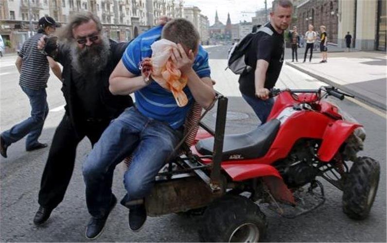 Αγριο ξύλο μεταξύ ακτιβιστών για τα δικαιώματα των γκέι και «χριστιανικής» ομάδας στη Ρωσία [εικόνες] | iefimerida.gr 0