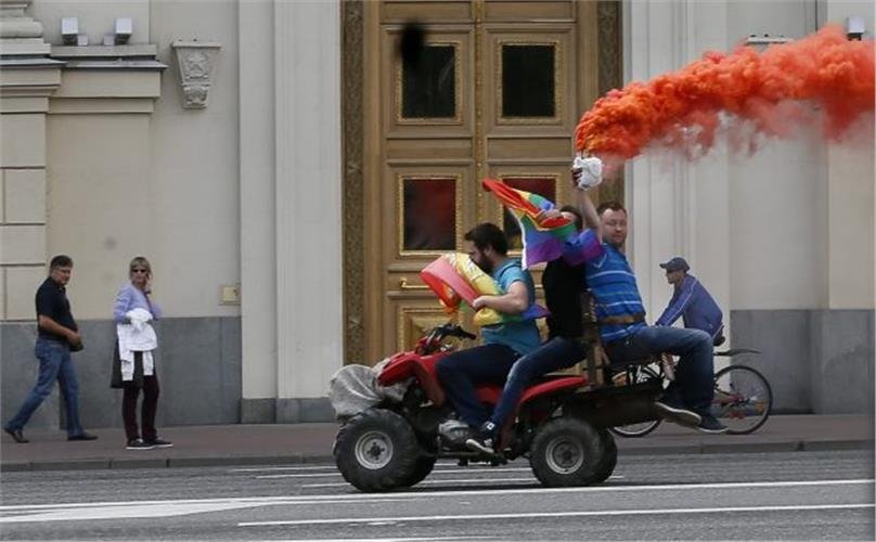 Αγριο ξύλο μεταξύ ακτιβιστών για τα δικαιώματα των γκέι και «χριστιανικής» ομάδας στη Ρωσία [εικόνες] | iefimerida.gr 2