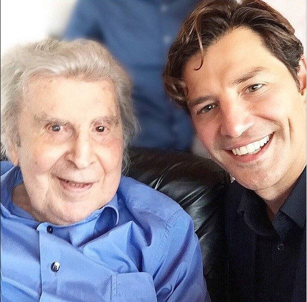 Η selfie του Σάκη Ρουβά με τον Μίκη Θεοδωράκη [εικόνα] | iefimerida.gr 0