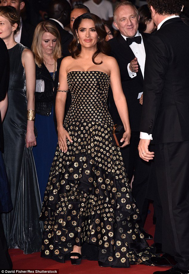 Εκρηκτική Σπανιόλα -Το μπούστο της Σάλμα Χάγιεκ έτοιμο να εκραγεί [εικόνες] | iefimerida.gr 1