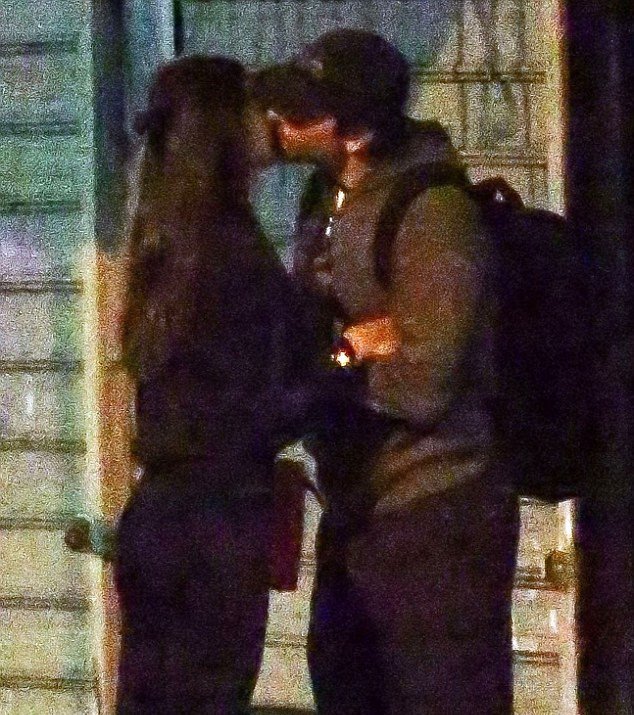 Η Σάικ βρήκε τον αντικαταστάτη του Ρονάλντο -Λιώνει με τα φιλιά του Μπράντλεϊ Κούπερ [εικόνες] | iefimerida.gr 0