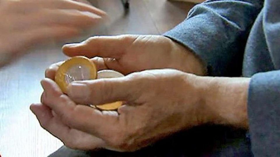 Η «γλυκιά» πλευρά του Σόιμπλε -Προσφέρθηκε να κεράσει σοκολατένια ευρώ τον Βαρουφάκη [εικόνα] | iefimerida.gr 0