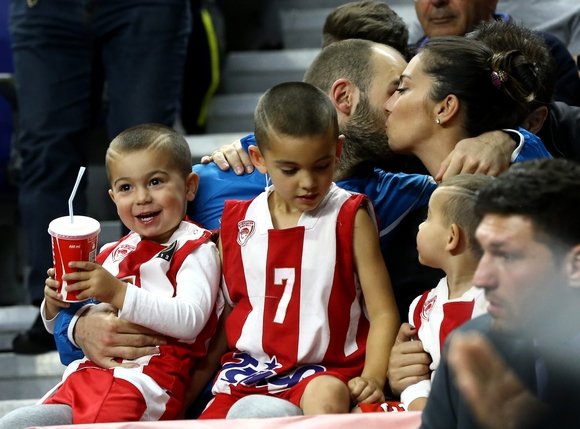 Ο γιος κοιμόταν και ο μπαμπάς Σπανούλης οργίαζε – Η στοργική αγκαλιά στον μικρό στο τέλος [εικόνες & βίντεο] | iefimerida.gr 6