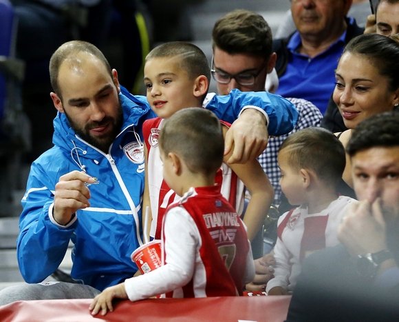 Ο γιος κοιμόταν και ο μπαμπάς Σπανούλης οργίαζε – Η στοργική αγκαλιά στον μικρό στο τέλος [εικόνες & βίντεο] | iefimerida.gr 7