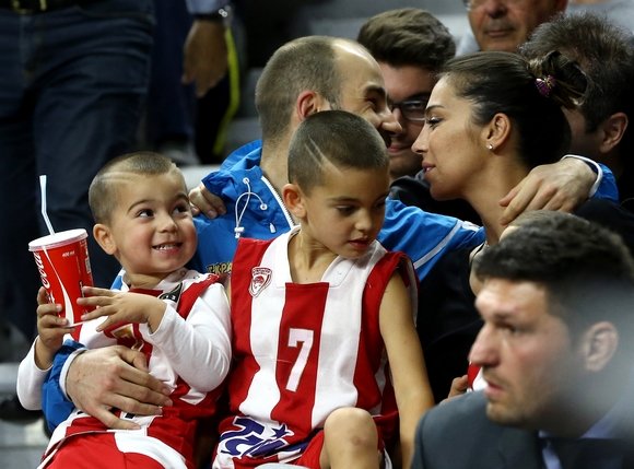 Ο γιος κοιμόταν και ο μπαμπάς Σπανούλης οργίαζε – Η στοργική αγκαλιά στον μικρό στο τέλος [εικόνες & βίντεο] | iefimerida.gr 8