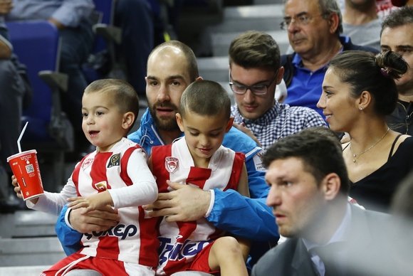 Ο γιος κοιμόταν και ο μπαμπάς Σπανούλης οργίαζε – Η στοργική αγκαλιά στον μικρό στο τέλος [εικόνες & βίντεο] | iefimerida.gr 9