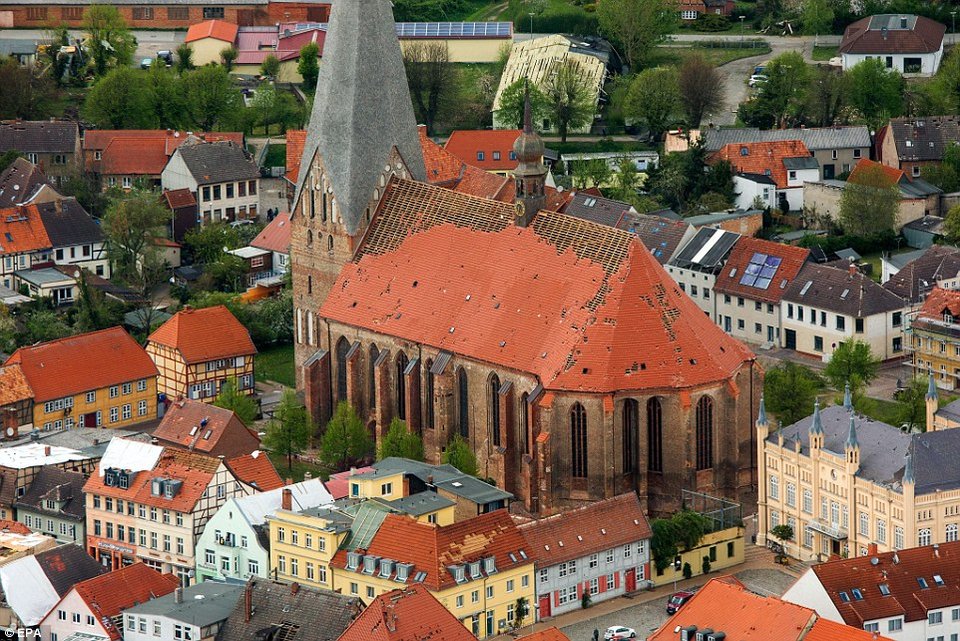 Ανεμοστρόβιλος κατέστρεψε το Αμβούργο - Νεκρός ένας 26χρονος, μάχη για τη ζωή δίνει η έγκυος σύζυγός του [εικόνες] | iefimerida.gr 3