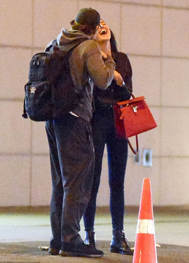 Η Σάικ βρήκε τον αντικαταστάτη του Ρονάλντο -Λιώνει με τα φιλιά του Μπράντλεϊ Κούπερ [εικόνες] | iefimerida.gr 5