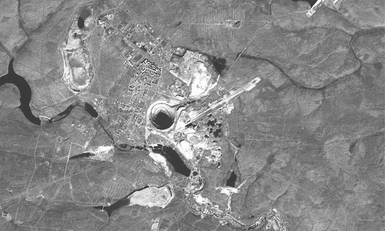 Μια «εξωγήινη» τρύπα -Το εγκαταλελειμμένο ορυχείο διαμαντιών που «ρουφάει» τα ελικόπτερα [εικόνες]   | iefimerida.gr 6