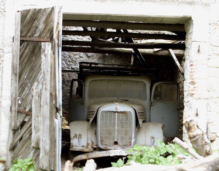 Τα δέκα πολυτελή αυτοκίνητα του τέως που σάπιζαν στο Τατόι [εικόνες] | iefimerida.gr 3