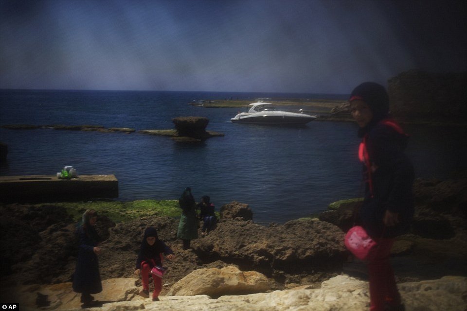 Κοιτώντας τον κόσμο μέσα από την μπούρκα: Μια σκοτεινή και μουντή εικόνα [εικόνες] | iefimerida.gr 1