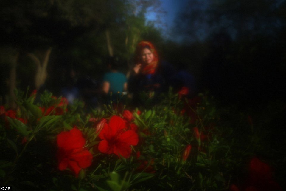 Κοιτώντας τον κόσμο μέσα από την μπούρκα: Μια σκοτεινή και μουντή εικόνα [εικόνες] | iefimerida.gr 2