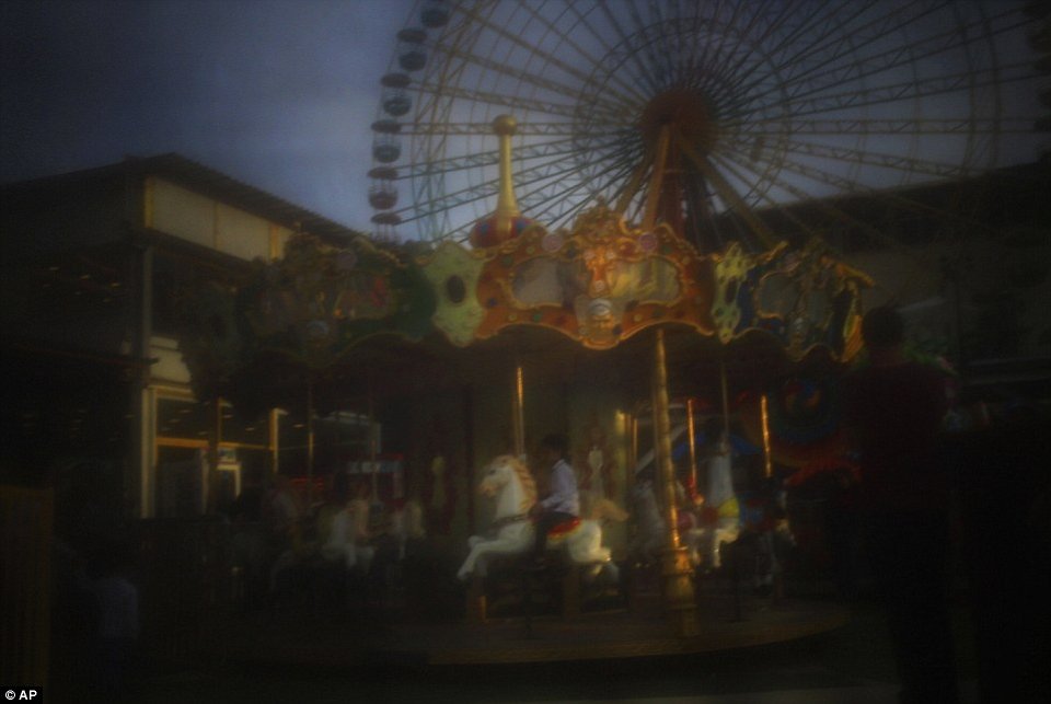 Κοιτώντας τον κόσμο μέσα από την μπούρκα: Μια σκοτεινή και μουντή εικόνα [εικόνες] | iefimerida.gr 3