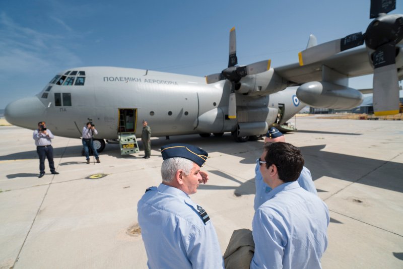 Το επίπονο ταξίδι με το C-130 στη Ρίγα: Το κολατσιό στο αλουμινόχαρτο και οι ωτοασπίδες [εικόνες] | iefimerida.gr 2