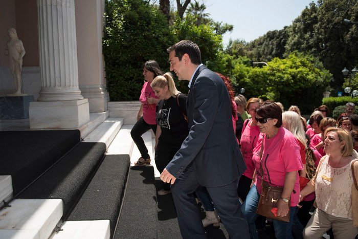 Οι καθαρίστριες με κόκκινο γάντι στο Μαξίμου [εικόνες] | iefimerida.gr 0