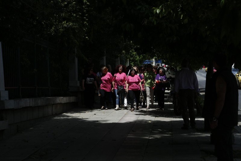 Οι καθαρίστριες με κόκκινο γάντι στο Μαξίμου [εικόνες] | iefimerida.gr 8