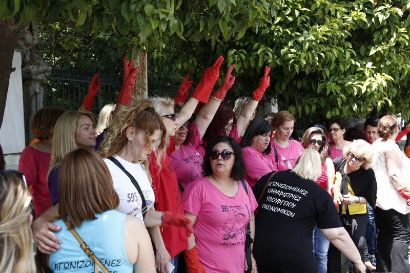 Οι καθαρίστριες με κόκκινο γάντι στο Μαξίμου [εικόνες] | iefimerida.gr 9