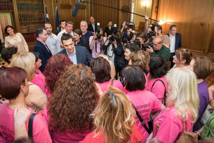Οι καθαρίστριες με κόκκινο γάντι στο Μαξίμου [εικόνες] | iefimerida.gr 2