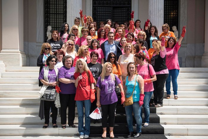 Οι καθαρίστριες με κόκκινο γάντι στο Μαξίμου [εικόνες] | iefimerida.gr 3