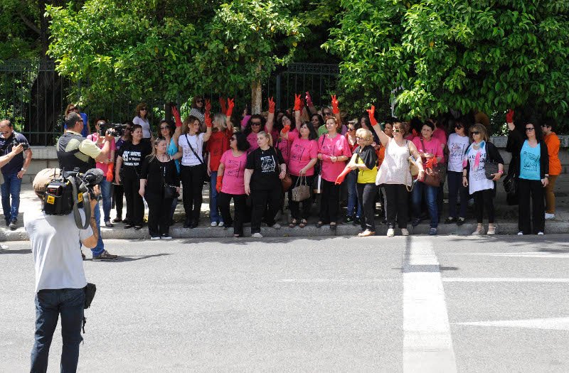 Οι καθαρίστριες με κόκκινο γάντι στο Μαξίμου [εικόνες] | iefimerida.gr 4