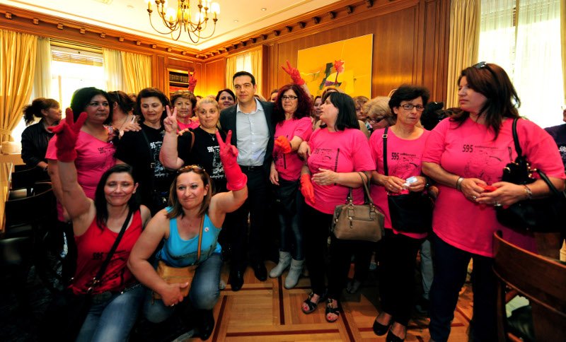 Οι καθαρίστριες με κόκκινο γάντι στο Μαξίμου [εικόνες] | iefimerida.gr 5