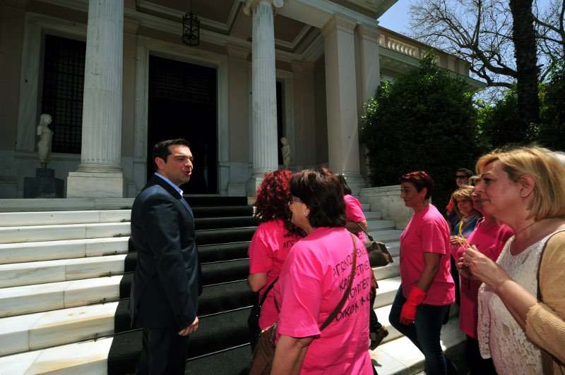 Οι καθαρίστριες με κόκκινο γάντι στο Μαξίμου [εικόνες] | iefimerida.gr 6