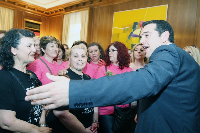 Οι καθαρίστριες με κόκκινο γάντι στο Μαξίμου [εικόνες] | iefimerida.gr 7