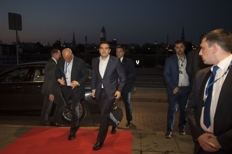 Στα παρασκήνια της συνάντησης Τσίπρα-Μέρκελ-Ολάντ: Χαμόγελα, χειραψίες και σουβλάκια φρούτων [εικόνες] | iefimerida.gr 2